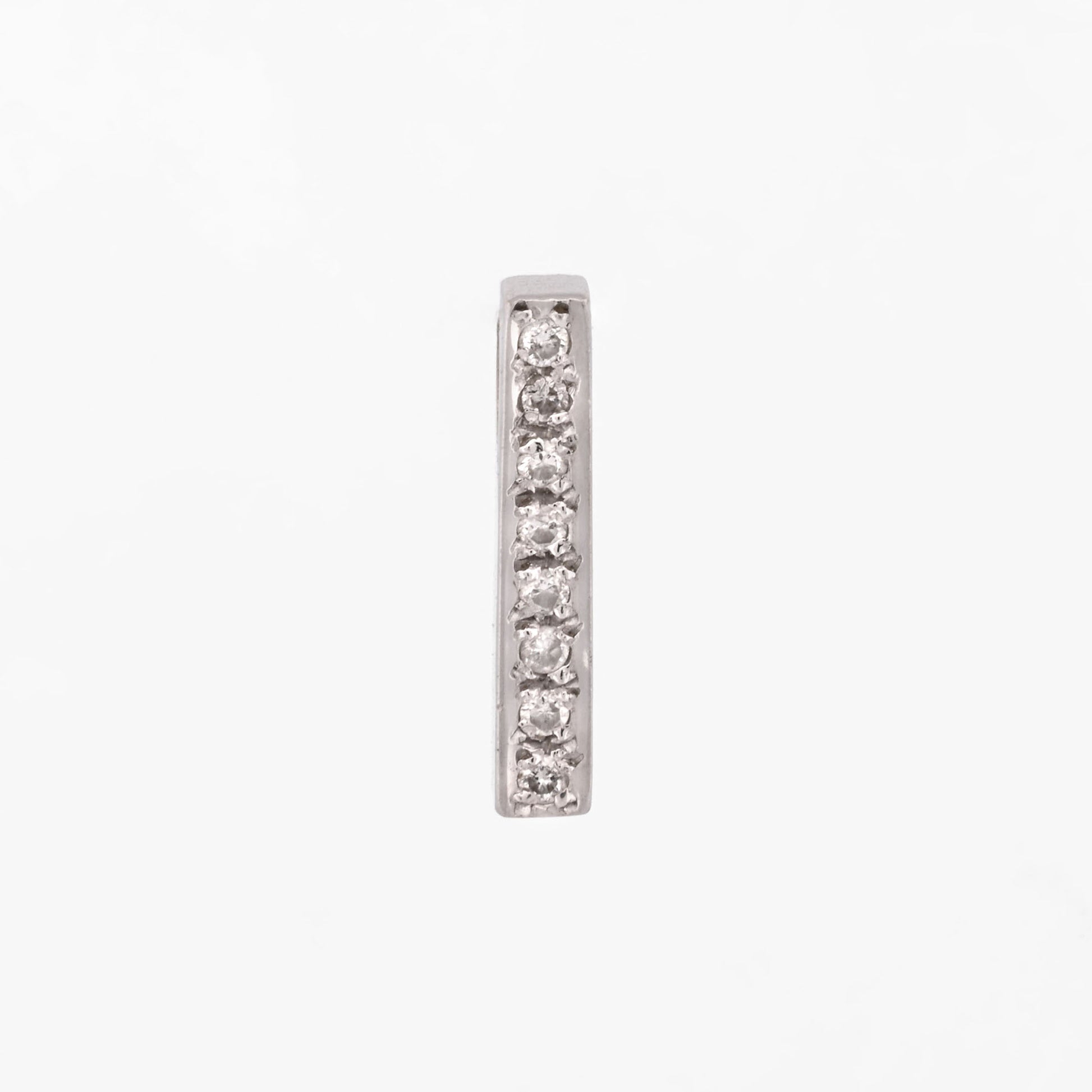 Comprar colgante barra de oro blanco con 7 diamantes de talla brillantes. Joyas con diamantes baratas. Joyas restauradas. Joyas de segunda mano. Joyería Ian'Or.