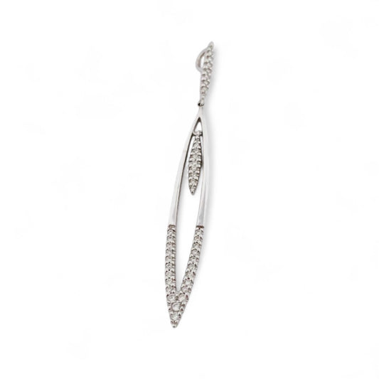Colgante de oro blanco de 18kt con diamantes.
Medida: 5mm x 0,6mm
Peso: 2,15g
Material: Oro blanco de 18kt
Gemma: 35 diamantes de talla brillante de 0,001ct cada uno
Joyería Ian'or la mejor joyería compra-venta de Oro de Barcelona. Joyas de segunda mano baratas.