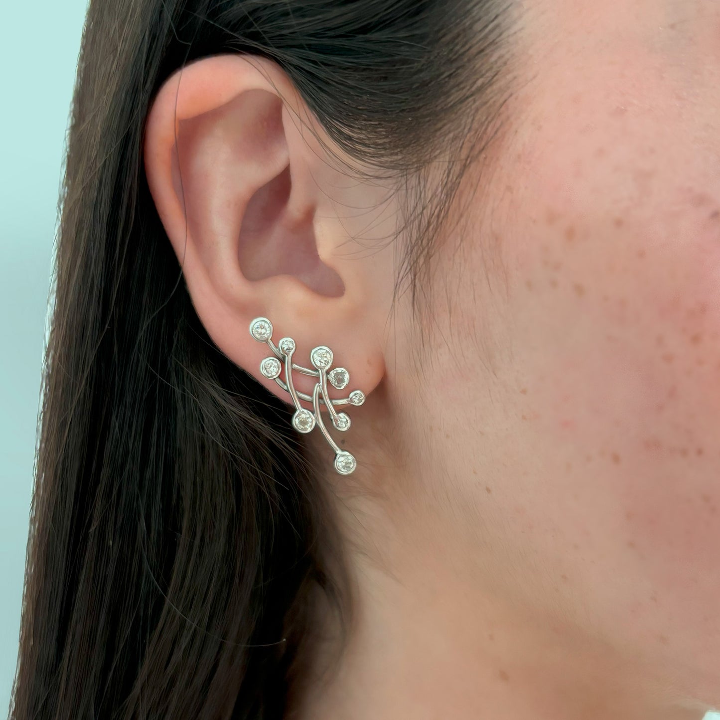 Pendientes trepadores de oro blanco de 18kt con motivos naturales tipo ramitas en forma de pendiente trepador. Dispone de 18 diamantes en total. Barcelona, segunda mano, restauración y creación de joyas, compro oro Barcelona. Joyeria Ian'Or dónde comprar y vender oro y joyas al mejor precio en Barcelona