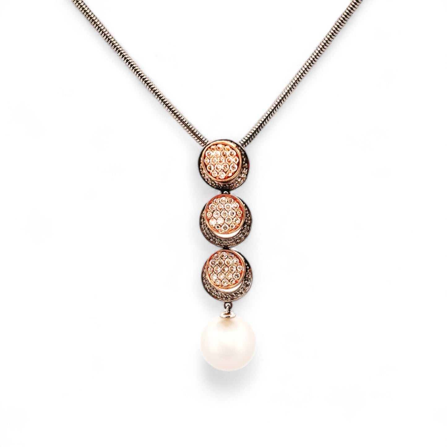 Colgante de oro rosa y blanco de 18kt de la pestigiosa firma de lujo AUTORE especialistas en perlas australianas de los mares del sur. El colgante dispone de una perla australiana y 108 diamantes talla brillante. La cadena no está incluída. Joyería compro Oro, dónde comprar y vender oro y joyas restauradas en Barcelona al mejor precio