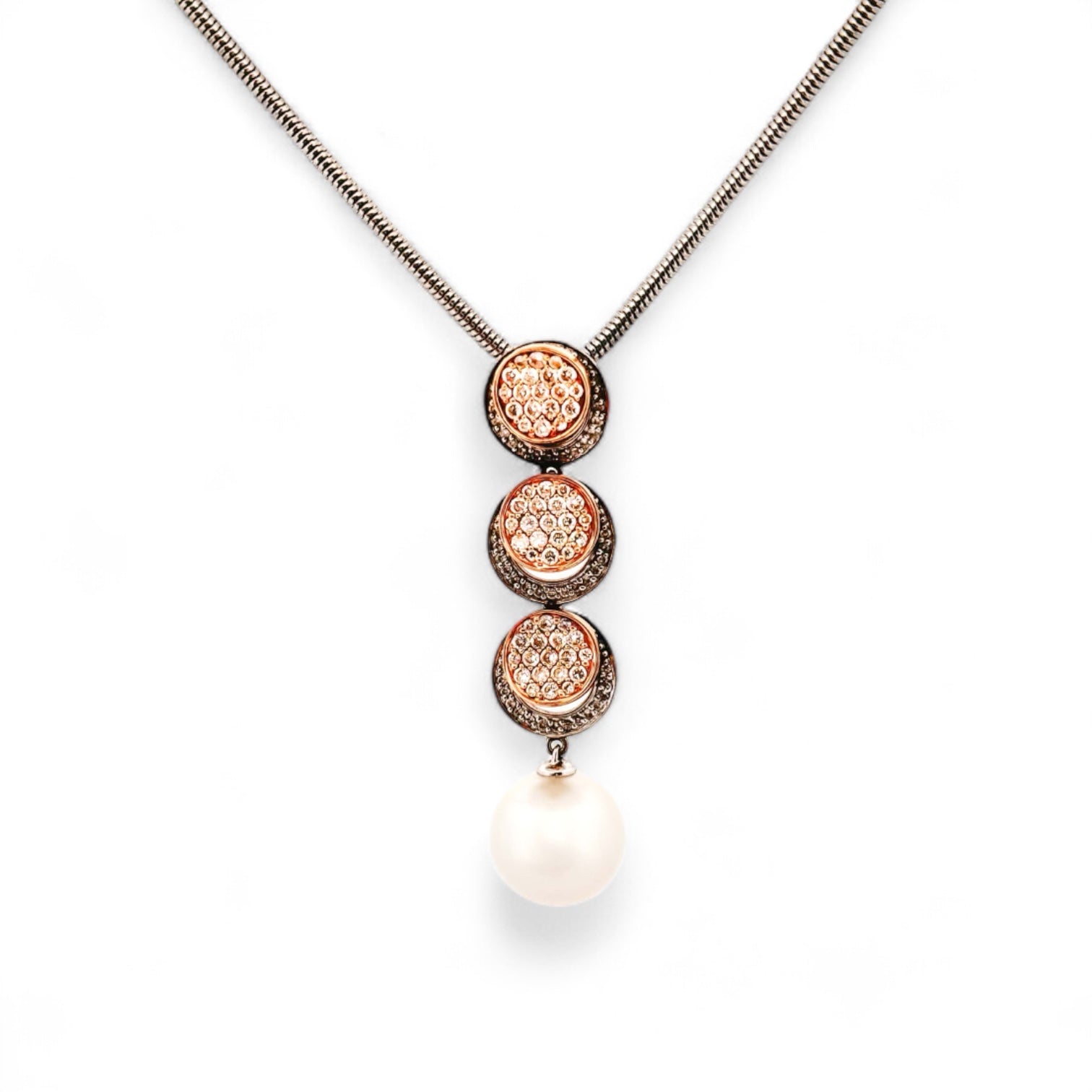 Colgante de oro rosa y blanco de 18kt de la pestigiosa firma de lujo AUTORE especialistas en perlas australianas de los mares del sur. El colgante dispone de una perla australiana y 108 diamantes talla brillante. La cadena no está incluída. Joyería compro Oro, dónde comprar y vender oro y joyas restauradas en Barcelona al mejor precio
