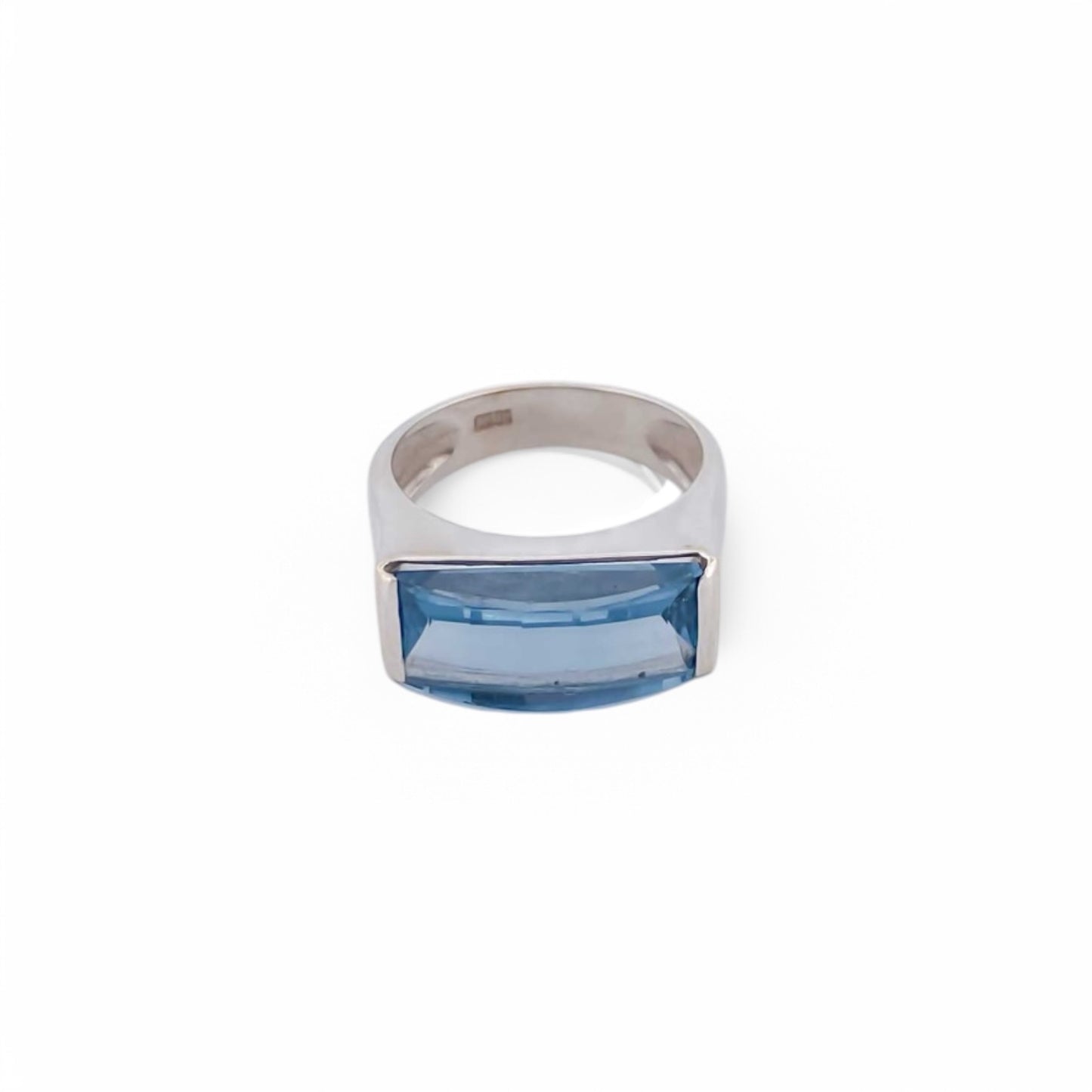 Anillo ancho de oro blanco de 18kt con piedra azul central. Joyería compro oro, dónde comprar y vender joyas al mejor precio en Barcelona. Joyas baratas.