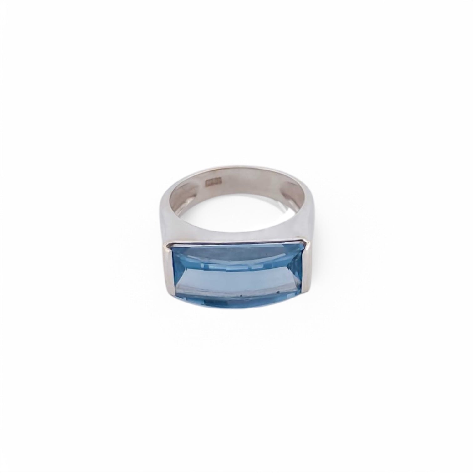 Anillo ancho de oro blanco de 18kt con piedra azul central. Joyería compro oro, dónde comprar y vender joyas al mejor precio en Barcelona. Joyas baratas.