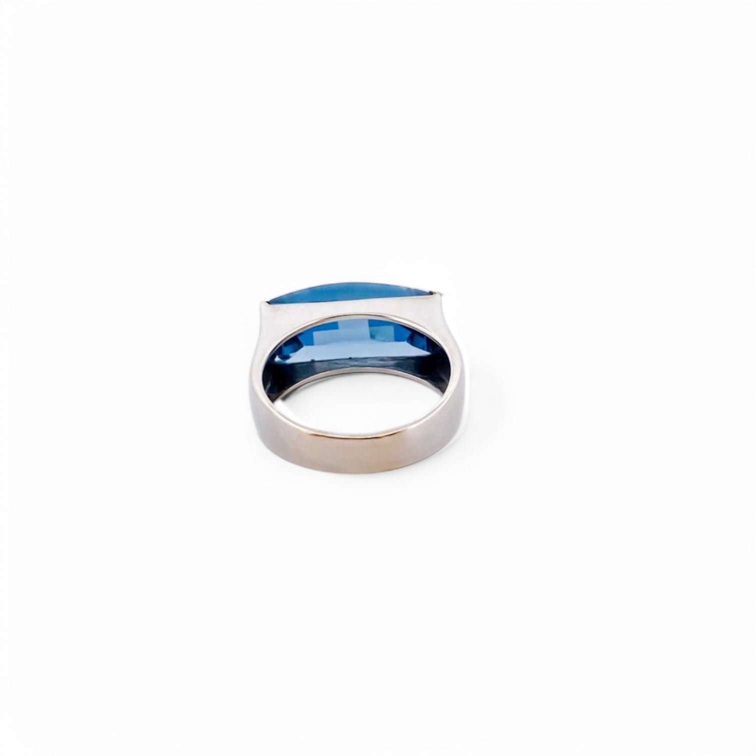 Anillo ancho de oro blanco de 18kt con piedra azul central. Joyería compro oro, dónde comprar y vender joyas al mejor precio en Barcelona. Joyas baratas.