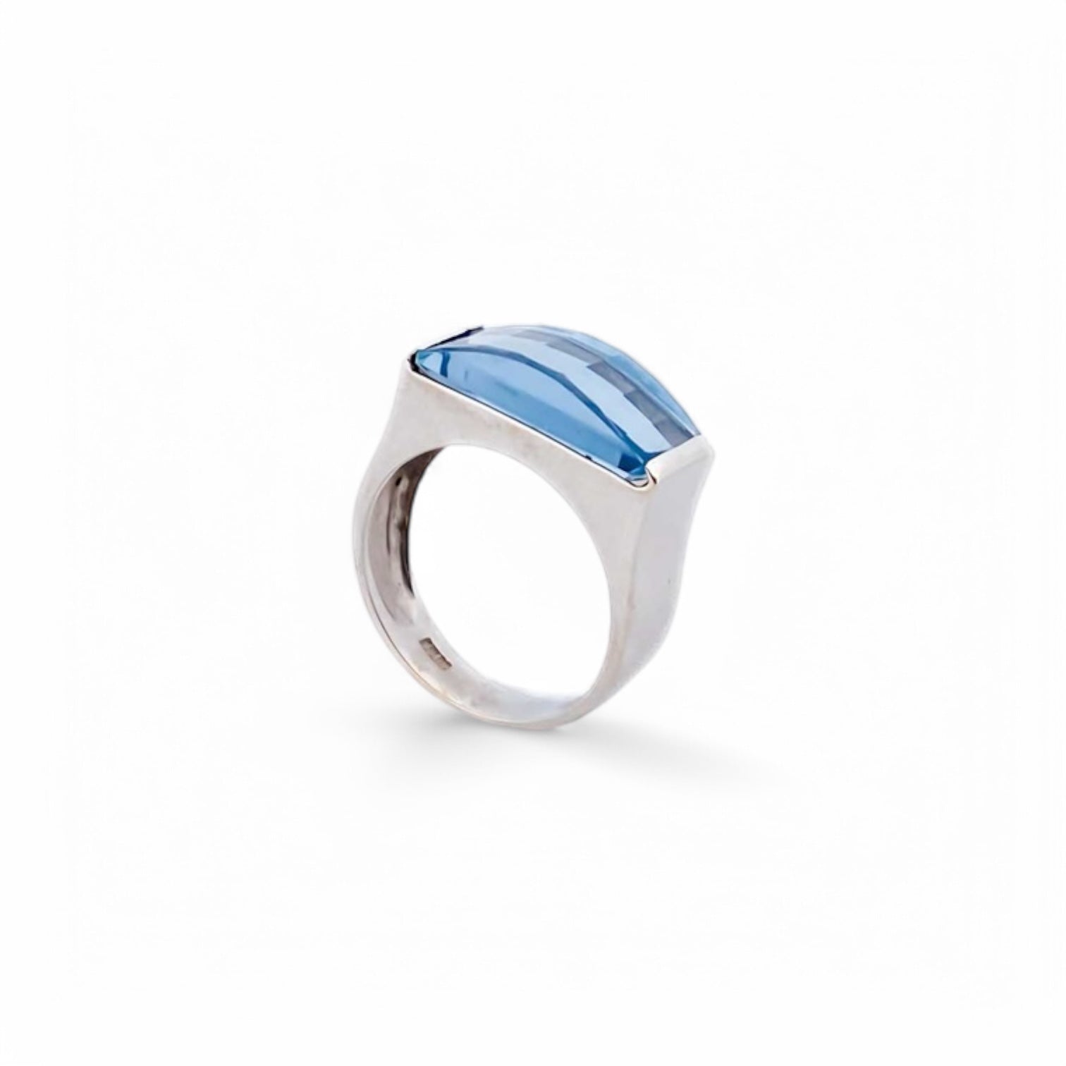 Anillo ancho de oro blanco de 18kt con piedra azul central. Joyería compro oro, dónde comprar y vender joyas al mejor precio en Barcelona. Joyas baratas.