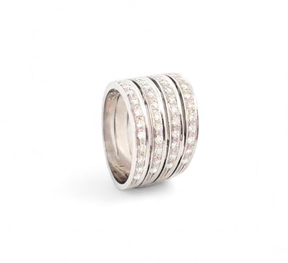 Anillo de oro blanco de 18kt 4 carriles de diamantes talla brillante. Esta excepcional sortija de corte irregular dispone de 60 brillantes de 0,01ct cada uno y más de medio quilate en total.Joyería de segunda mano en Barcelona y compro oro, donde comprar y vender oro al mejor precio en Barcelona. Venta de joyas restauradas, vintage y de segunda mano  con diamantes  de la mejor calidad al mejor precio.