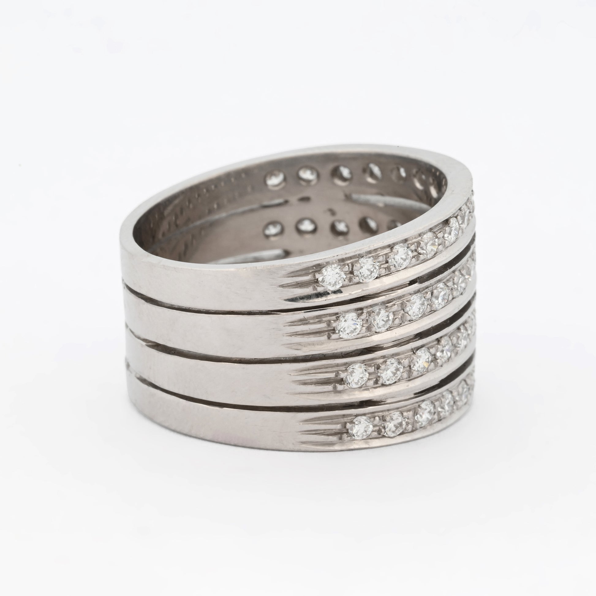 Anillo de oro blanco de 18kt. Joyería de segunda mano en Barcelona y compro oro, donde comprar y vender oro al mejor precio en Barcelona. Joyas baratas.