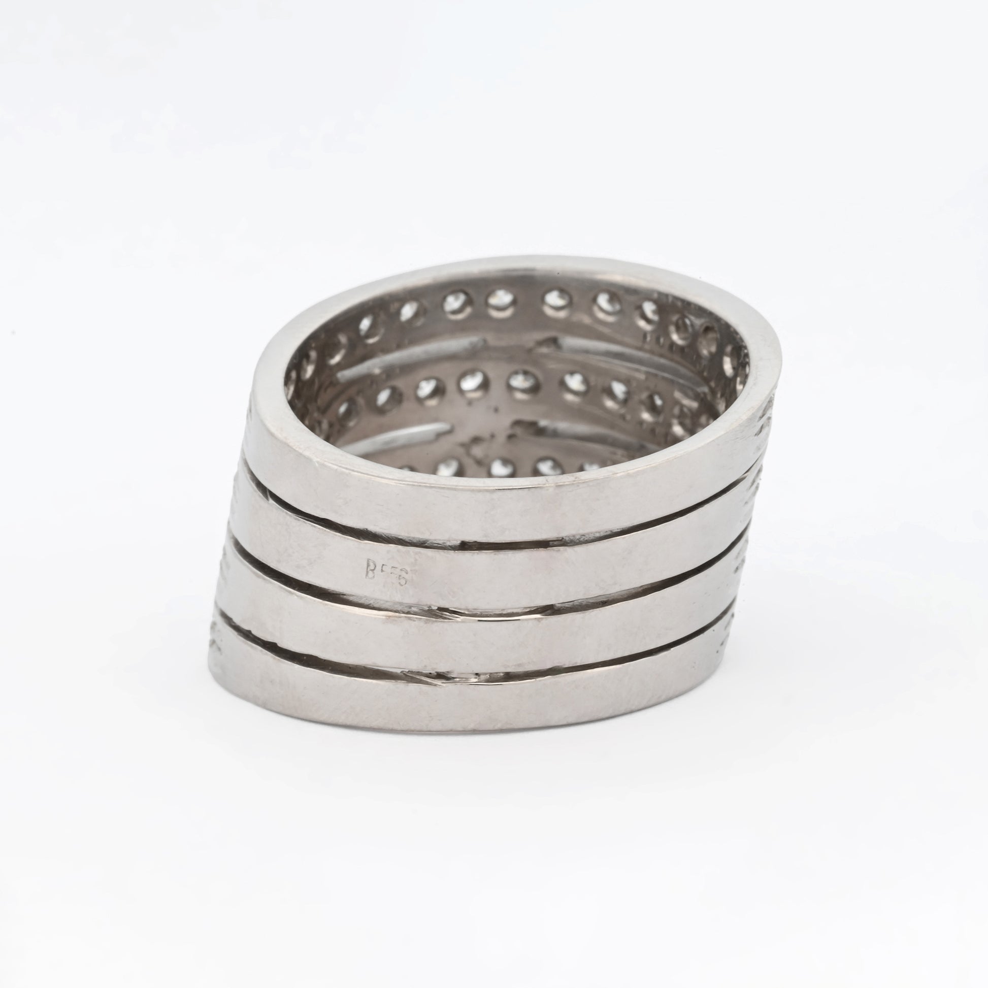 Anillo de oro blanco de 18kt. Joyería de segunda mano en Barcelona y compro oro, donde comprar y vender oro al mejor precio en Barcelona. Joyas baratas.