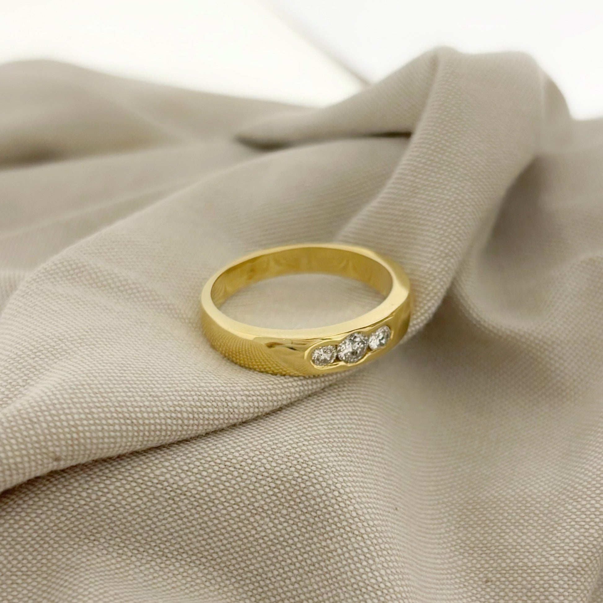 Sortija tipo tresillo realizada en Oro amarillo de 18kt con 3 diamantes talla brillante. Compro oro Barcelona, dónde comprar  y vender joyas al mejor precio en Barcelona. Joyas al mejor precio, envío gratuito. Sortijas tipo tresillo oro y diamantes