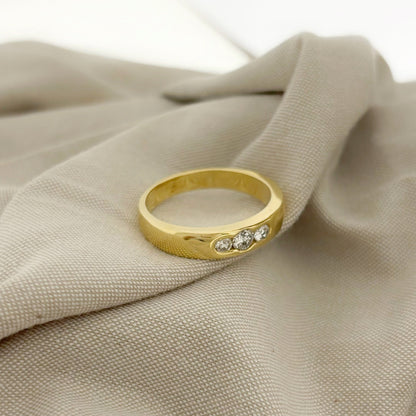 Sortija tipo tresillo realizada en Oro amarillo de 18kt con 3 diamantes talla brillante. Compro oro Barcelona, dónde comprar  y vender joyas al mejor precio en Barcelona. Joyas al mejor precio, envío gratuito. Sortijas tipo tresillo oro y diamantes