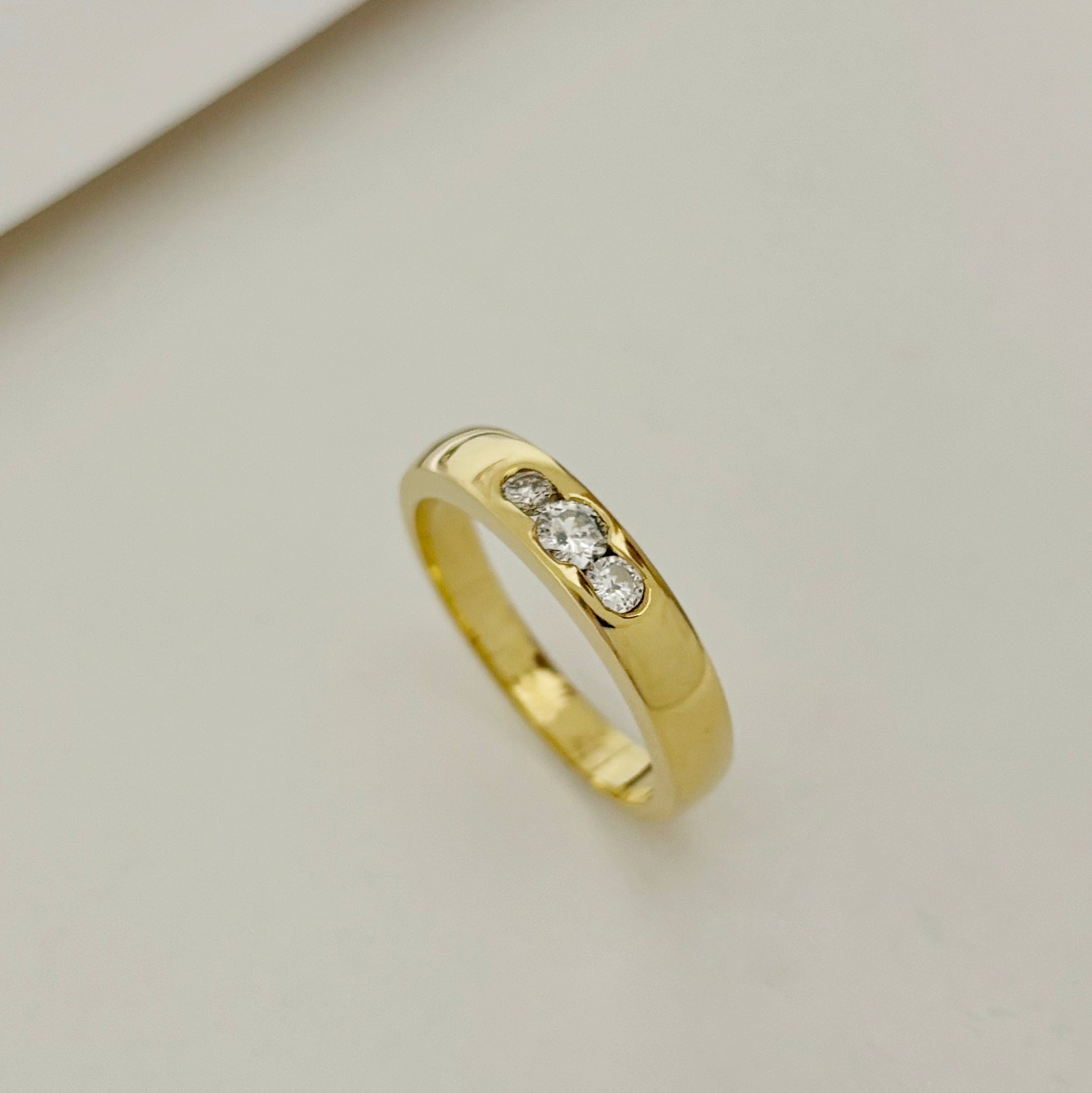 Sortija tipo tresillo realizada en Oro amarillo de 18kt con 3 diamantes talla brillante. Compro oro Barcelona, dónde comprar  y vender joyas al mejor precio en Barcelona. Joyas al mejor precio, envío gratuito. Sortijas tipo tresillo oro y diamantes
