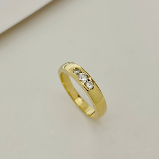 Sortija tipo tresillo realizada en Oro amarillo de 18kt con 3 diamantes talla brillante. Compro oro Barcelona, dónde comprar  y vender joyas al mejor precio en Barcelona. Joyas al mejor precio, envío gratuito. Sortijas tipo tresillo oro y diamantes