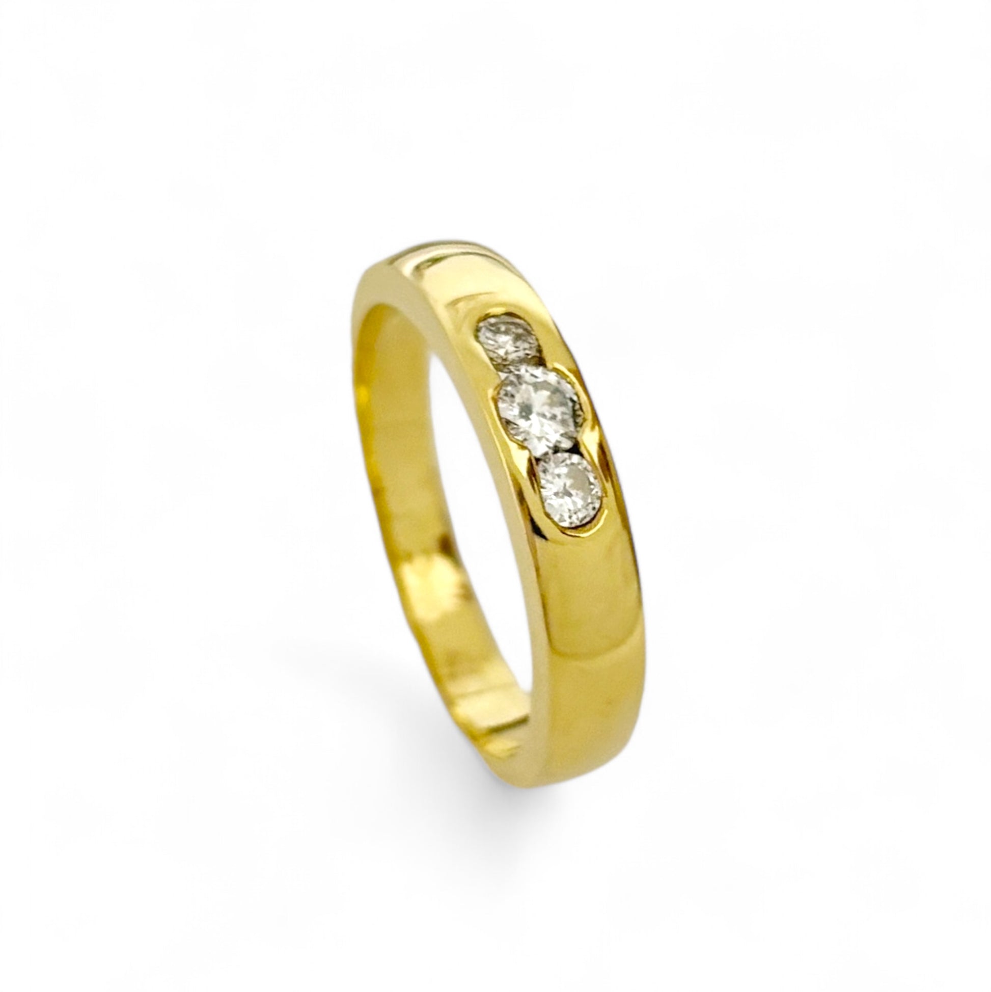 Sortija tipo tresillo realizada en Oro amarillo de 18kt con 3 diamantes talla brillante. Compro oro Barcelona, dónde comprar  y vender joyas al mejor precio en Barcelona. Joyas al mejor precio, envío gratuito. Sortijas tipo tresillo oro y diamantes