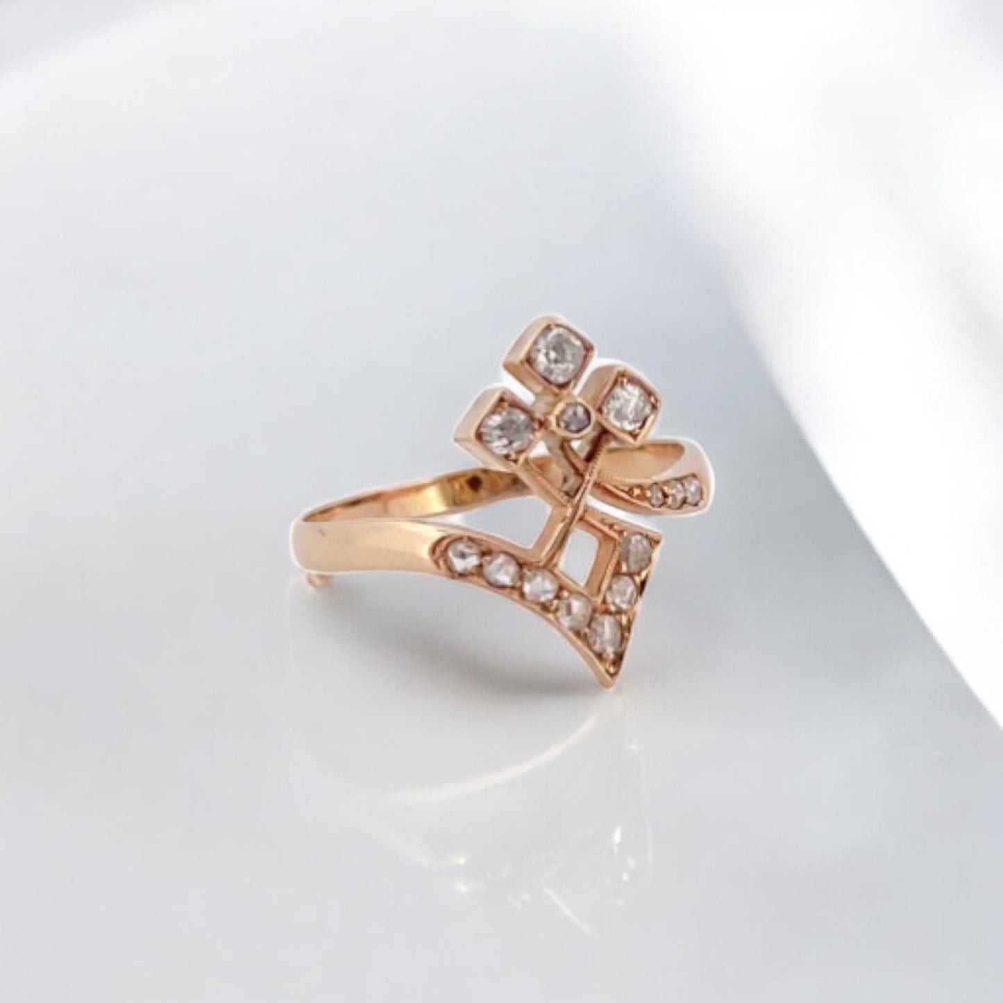 Sortija antigua de Oro rosa de 18kt con 14 diamantes talla antigua.
Talla original: 19
Peso con piedras: 2,99g
Compro oro Barcelona, dónde comprar  y vender joyas al mejor precio en Barcelona. Joyas al mejor precio de segunda mano restauradas. Joyas vintage restauradas. Envío gratuito. 