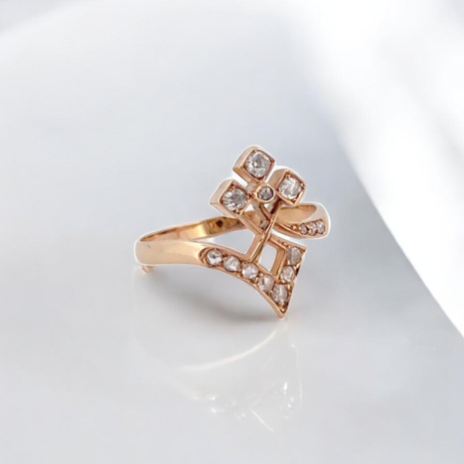 Sortija antigua de Oro rosa de 18kt con 14 diamantes talla antigua.
Talla original: 19
Peso con piedras: 2,99g
Compro oro Barcelona, dónde comprar  y vender joyas al mejor precio en Barcelona. Joyas al mejor precio de segunda mano restauradas. Joyas vintage restauradas. Envío gratuito. 
