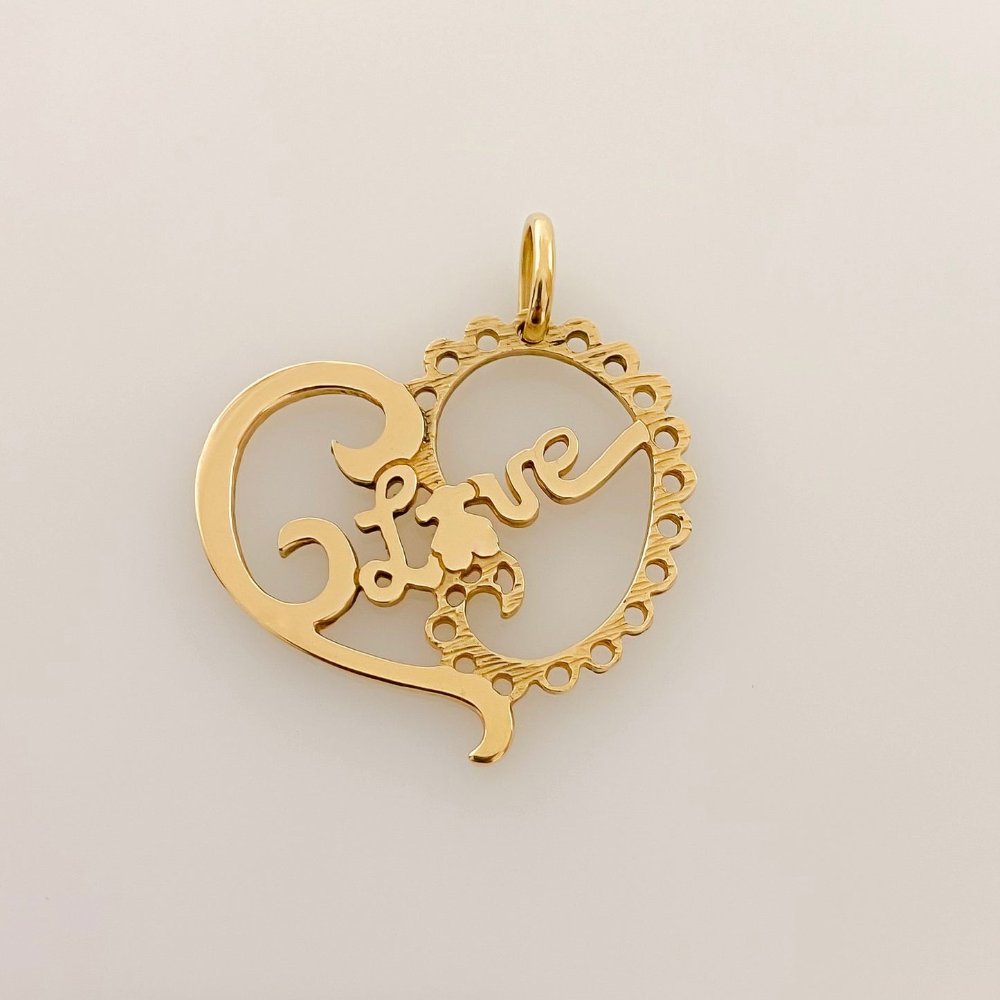 Medida: 31mm de alto y 31mm ancho.  Peso: 6,08g Material: Oro amarillo 18 kt Referencia: 10606GM