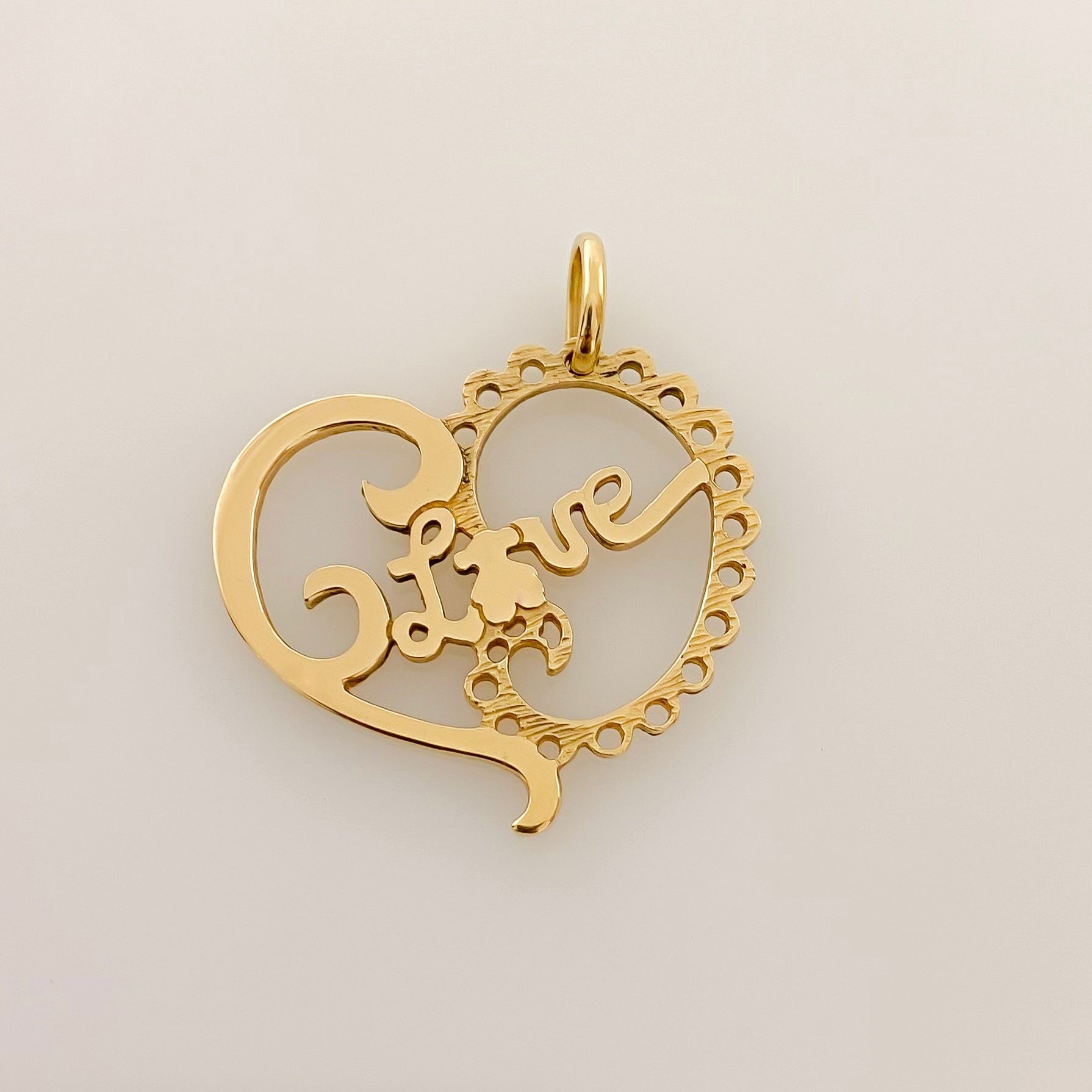 Medida: 31mm de alto y 31mm ancho.  Peso: 6,08g Material: Oro amarillo 18 kt Referencia: 10606GM