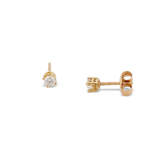 Pendientes tipo dormilonas de oro amarillo de 18kt con engaste en garras de diamante talla brillante de 0,15ct cada uno.
Medidas: 3mm diámetro. Joyas de novia, segunda mano, restauración y creación de joyas, compro oro Barcelona. Joyería Ian'Or dónde comprar y vender oro y joyas al mejor precio en Barcelona