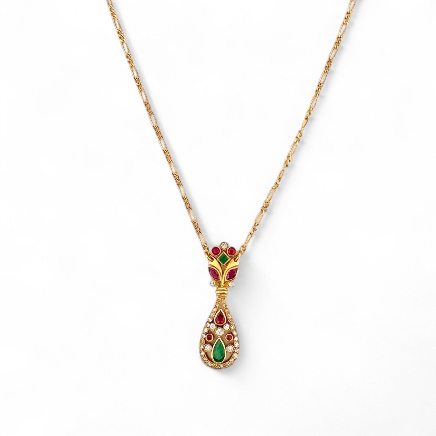 Collar vintage de oro amarillo de 18kt con cadena tipo barbada alterna y colgante antiguo en con formas florales y diamantes talla brillante rubíes y esmeraldas. Cierre tipo reasa. La cadena mide 50cm y el colgante 39,20mm de alto x 12mm de ancho.
Compra venta de joyas antiguas y vintage en Barcelona