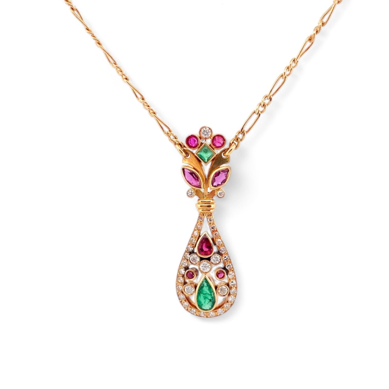 Collar vintage de oro amarillo de 18kt con cadena tipo barbada alterna y colgante antiguo en con formas florales y diamantes talla brillante rubíes y esmeraldas. Cierre tipo reasa. La cadena mide 50cm y el colgante 39,20mm de alto x 12mm de ancho.
Compra venta de joyas antiguas y vintage en Barcelona