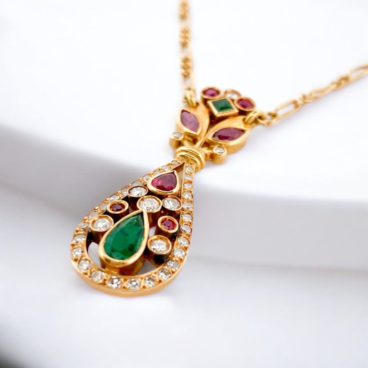 Collar vintage de oro amarillo de 18kt con cadena tipo barbada alterna y colgante antiguo en con formas florales y diamantes talla brillante rubíes y esmeraldas. Cierre tipo reasa. La cadena mide 50cm y el colgante 39,20mm de alto x 12mm de ancho.
Compra venta de joyas antiguas y vintage en Barcelona