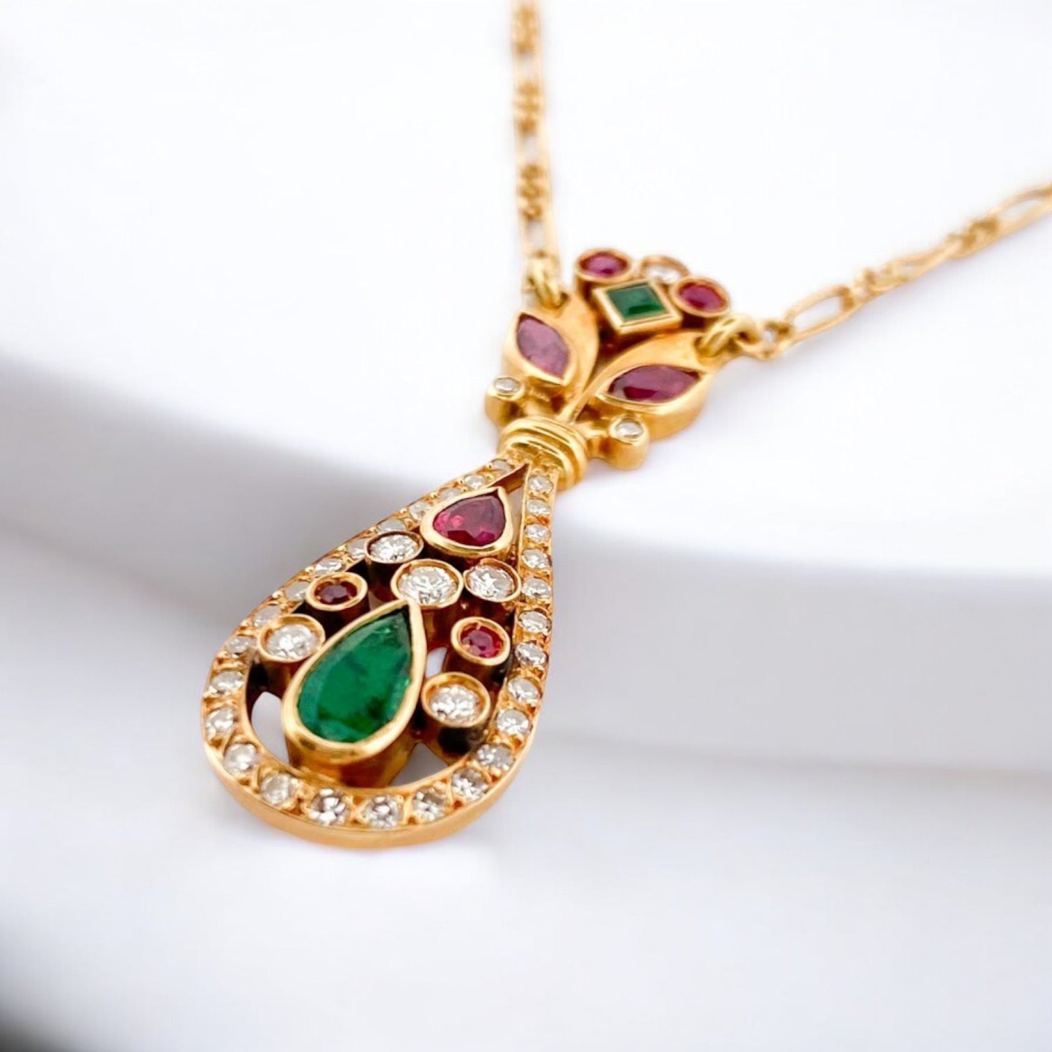 Collar vintage de oro amarillo de 18kt con cadena tipo barbada alterna y colgante antiguo en con formas florales y diamantes talla brillante rubíes y esmeraldas. Cierre tipo reasa. La cadena mide 50cm y el colgante 39,20mm de alto x 12mm de ancho.
Compra venta de joyas antiguas y vintage en Barcelona