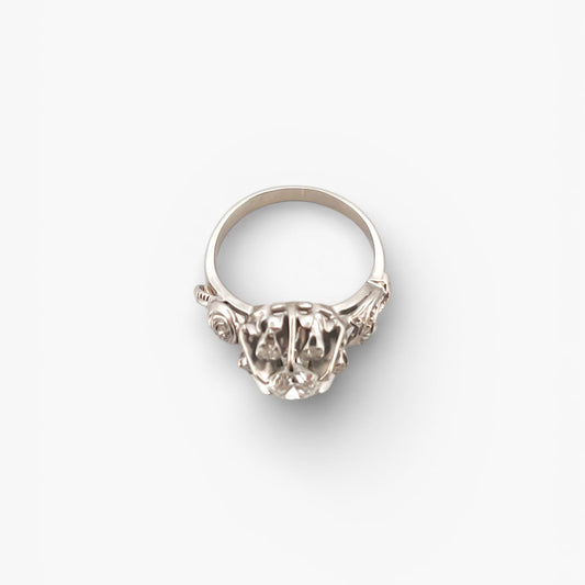 Comprar anillo antiguo realizado en oro blanco de 18kt con un brillante central y 6 diamantes engastados en platino alrededor. Joyas vintage segunda mano.
