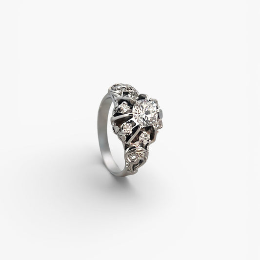 Comprar anillo antiguo realizado en oro blanco de 18kt con un brillante central y 6 diamantes engastados en platino alrededor. Joyas vintage segunda mano.