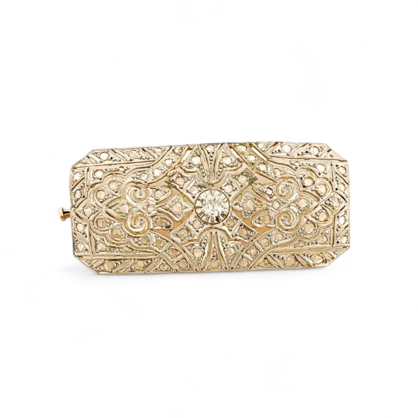 Espectacular broche vintage estilo Art Decó de los años 20 realizado en Oro Amarillo de 18kt y pieza superior de platino con diamante central y decorado con 70 diamantes de talla antigua. Una pieza muy especial para Novias dándoles diferentes uso: para decorar un peinado de novia, en el vestido o en la cintura a modo de cierre de cinturón, cierre del chal o velo o incluso en el ramo. Joyas para novia vintage de lujo.