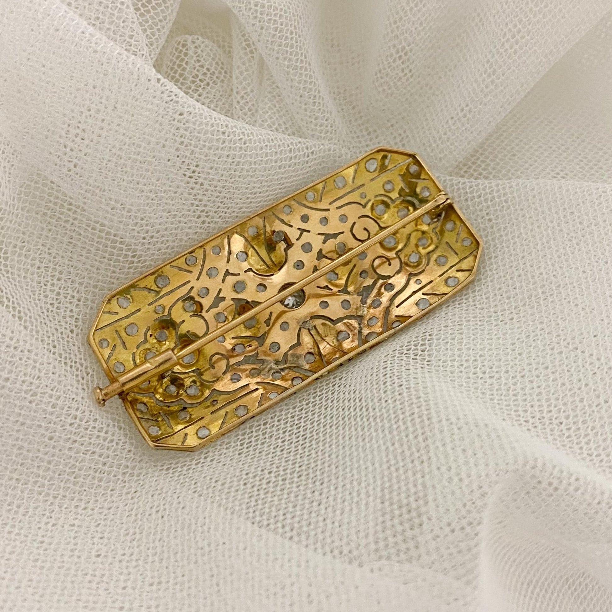 Espectacular broche vintage estilo Art Decó de los años 20 realizado en Oro Amarillo de 18kt y pieza superior de platino con diamante central y decorado con 70 diamantes de talla antigua. Una pieza muy especial para Novias dándoles diferentes uso: para decorar un peinado de novia, en el vestido o en la cintura a modo de cierre de cinturón, cierre del chal o velo o incluso en el ramo. Joyas para novia vintage de lujo.