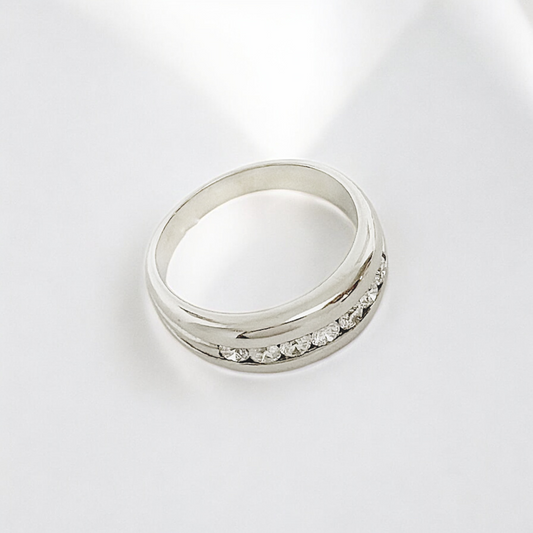 Media alianza de oro blanco de 18kt y 7 diamantes talla brillante engarzados individualmente en un carril privativo por diamante, quedando suspendidos al aire, excepto por los laterales donde quedan engarzados. Talla original: 13,5 Joyería Compro Oro  y venta de joyas restauradas, dónde comprar y vende oro y joyas al mejor precio en Barcelona.