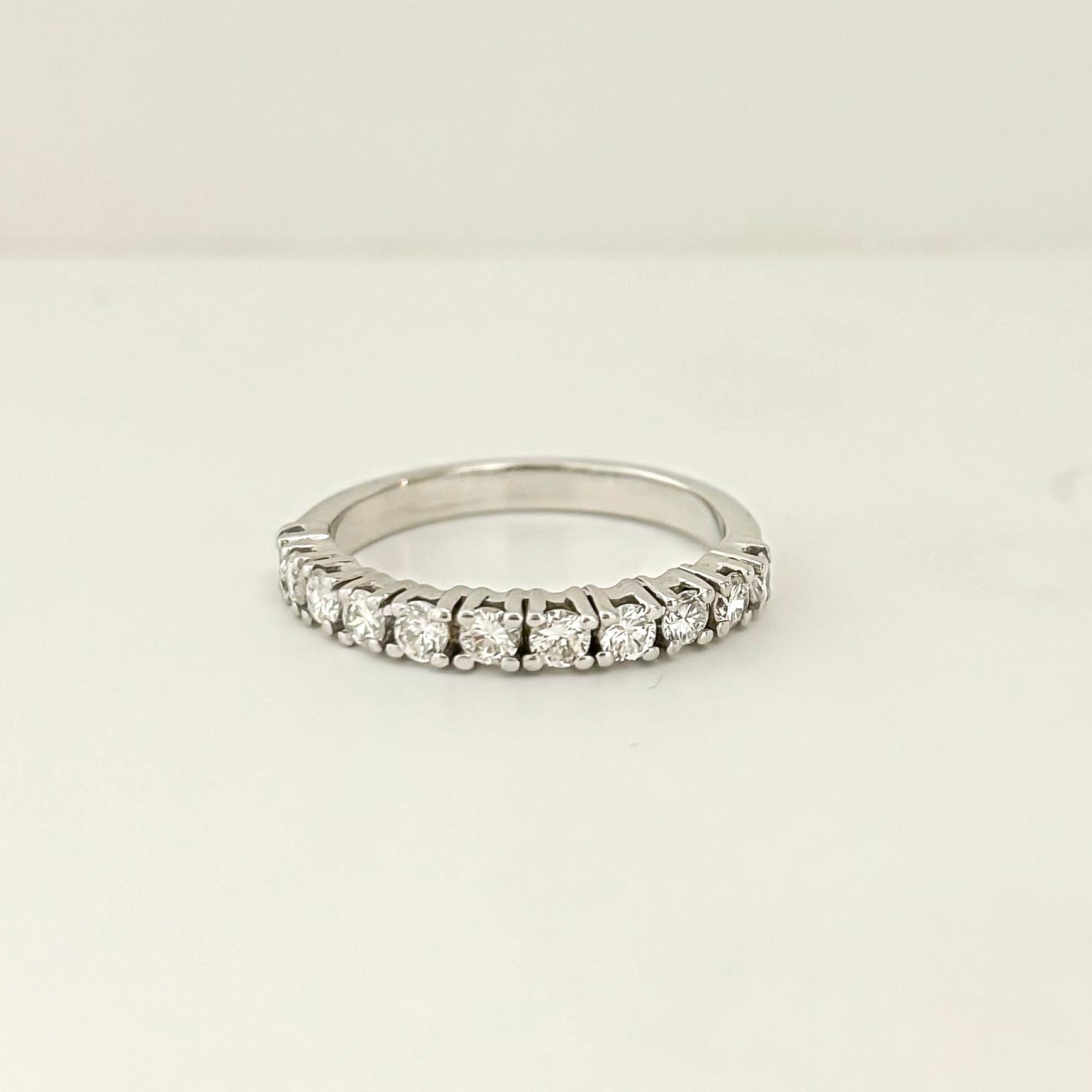 Media alianza de oro blanco&nbsp; de 18kt con carril de&nbsp; 11 diamantes talla brillante con engarce de 4 grapas Compro Oro  y venta de joyas restauradas, dónde comprar y vende oro y joyas al mejor precio en Barcelona.