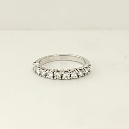 Media alianza de oro blanco&nbsp; de 18kt con carril de&nbsp; 11 diamantes talla brillante con engarce de 4 grapas Compro Oro  y venta de joyas restauradas, dónde comprar y vende oro y joyas al mejor precio en Barcelona.