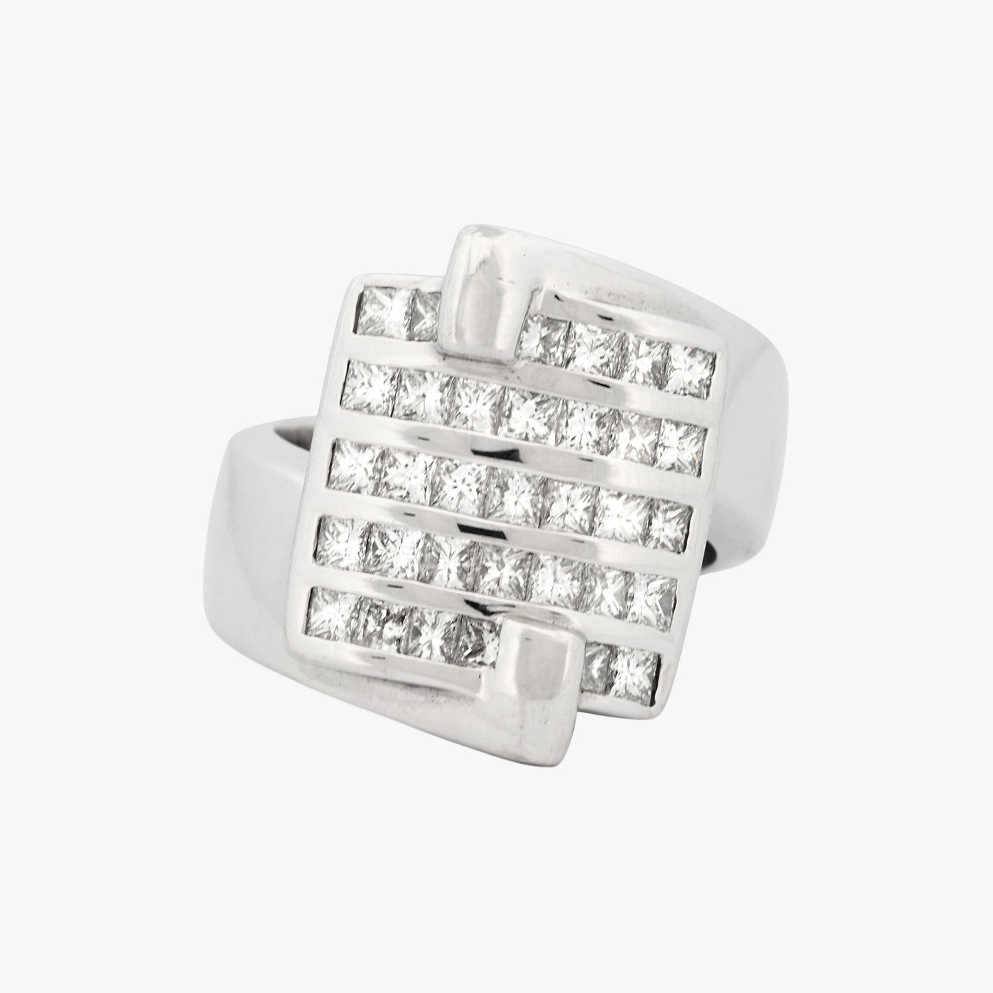 Anillo de oro blanco de 18kt con 33 de diamantes en talla princesa. Joyas de segunda mano en Barcelona. Donde comprar joyas baratas en Barcelona.