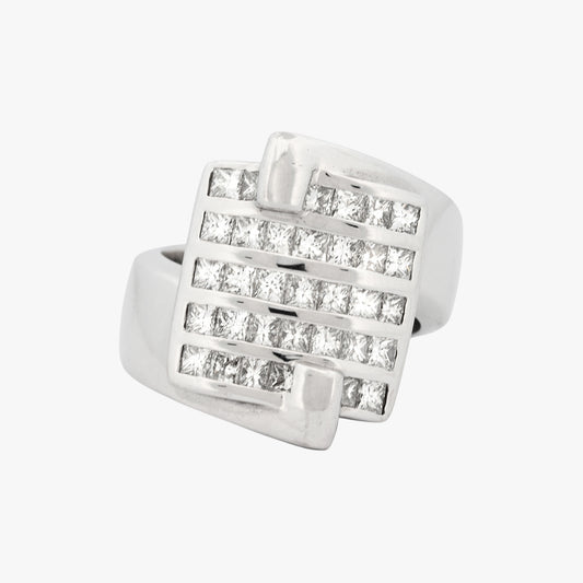Anillo de oro blanco de 18kt con 33 de diamantes en talla princesa. Joyas de segunda mano en Barcelona. Donde comprar joyas baratas en Barcelona.