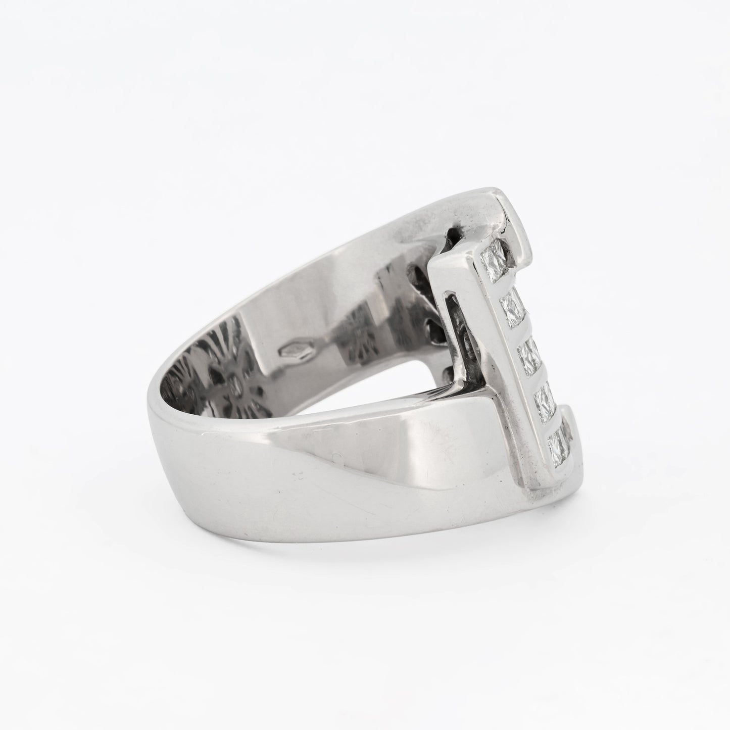 Anillo de oro blanco de 18kt con 33 de diamantes en talla princesa. Joyas de segunda mano en Barcelona. Donde comprar joyas baratas en Barcelona.
