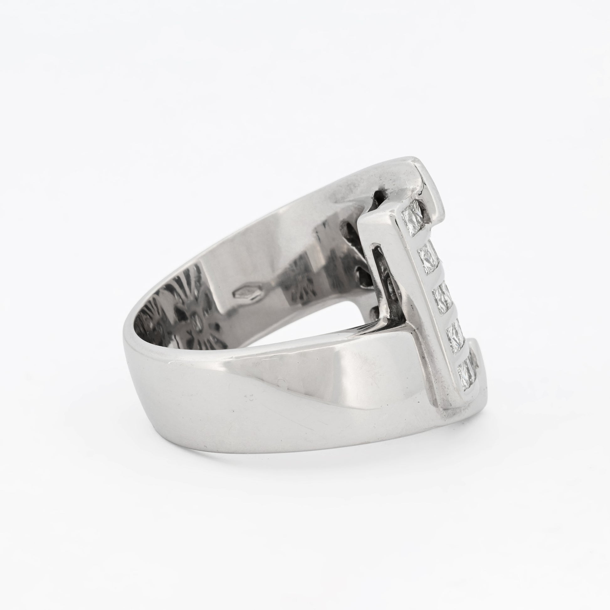 Anillo de oro blanco de 18kt con 33 de diamantes en talla princesa. Joyas de segunda mano en Barcelona. Donde comprar joyas baratas en Barcelona.