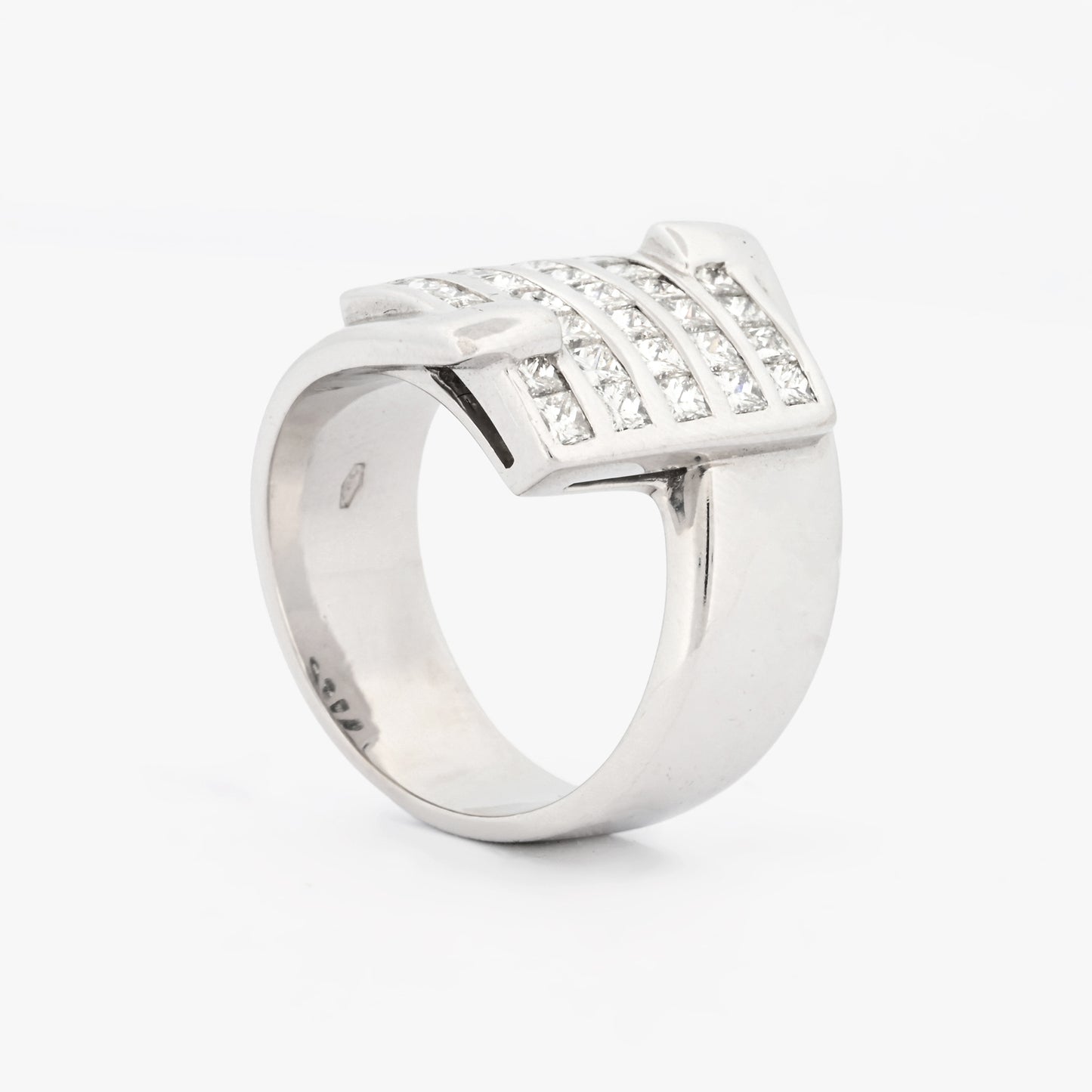 Anillo de oro blanco de 18kt con 33 de diamantes en talla princesa. Joyas de segunda mano en Barcelona. Donde comprar joyas baratas en Barcelona.