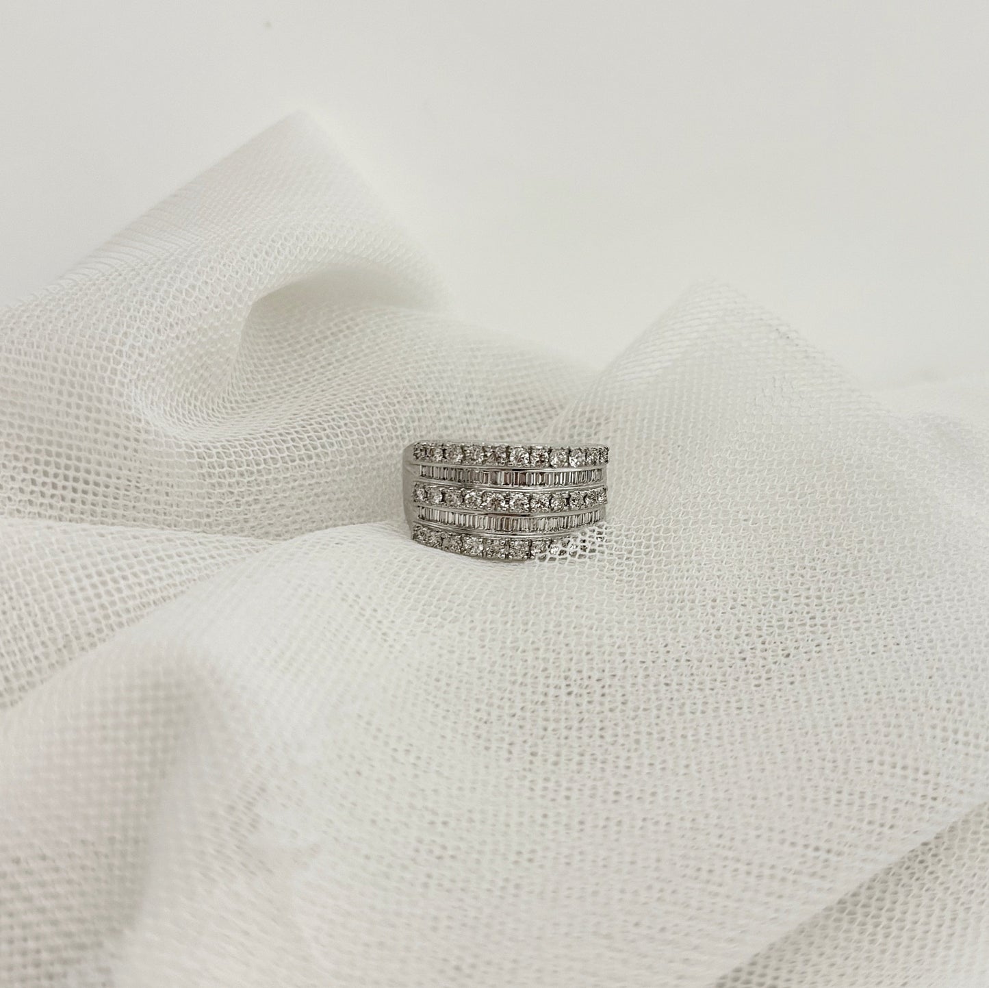 10828GM - Anillo oro 18kt con 5 carriles de diamante talla baguette y brillante