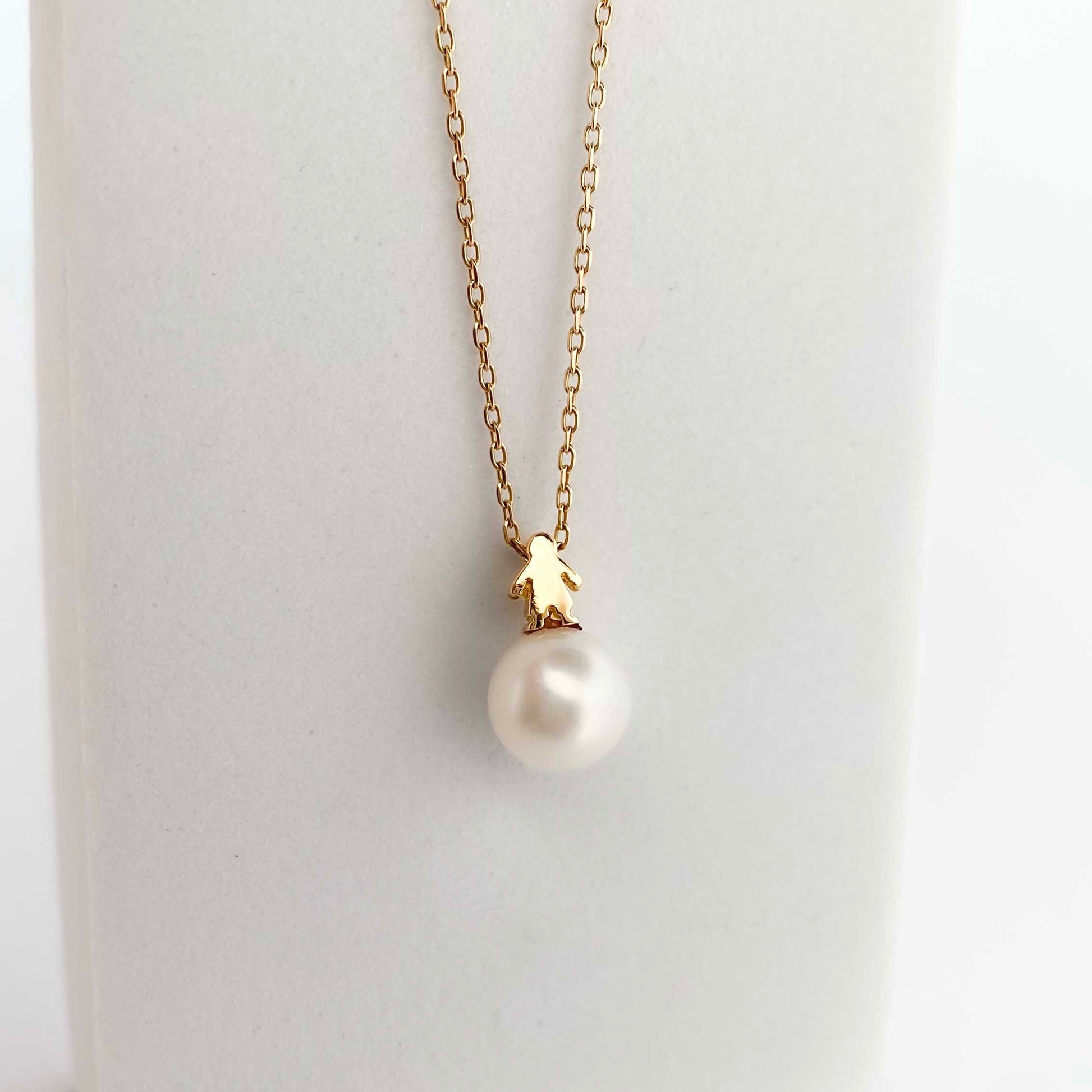 Collar tipo gargantilla de Tous con cadena forzada de 41,5cm de largo y colgante con perla cultivada y silueta niño realizado todo en oro de 18kt. Cierre con reasa y detalle osito característico de la firma.
Joyería Compro Oro Barcelona, el mejor precio por tu oro y por joyas de segunda mano de firmas como Tous