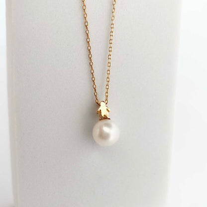 Collar tipo gargantilla de Tous con cadena forzada de 41,5cm de largo y colgante con perla cultivada y silueta niño realizado todo en oro de 18kt. Cierre con reasa y detalle osito característico de la firma.
Joyería Compro Oro Barcelona, el mejor precio por tu oro y por joyas de segunda mano de firmas como Tous