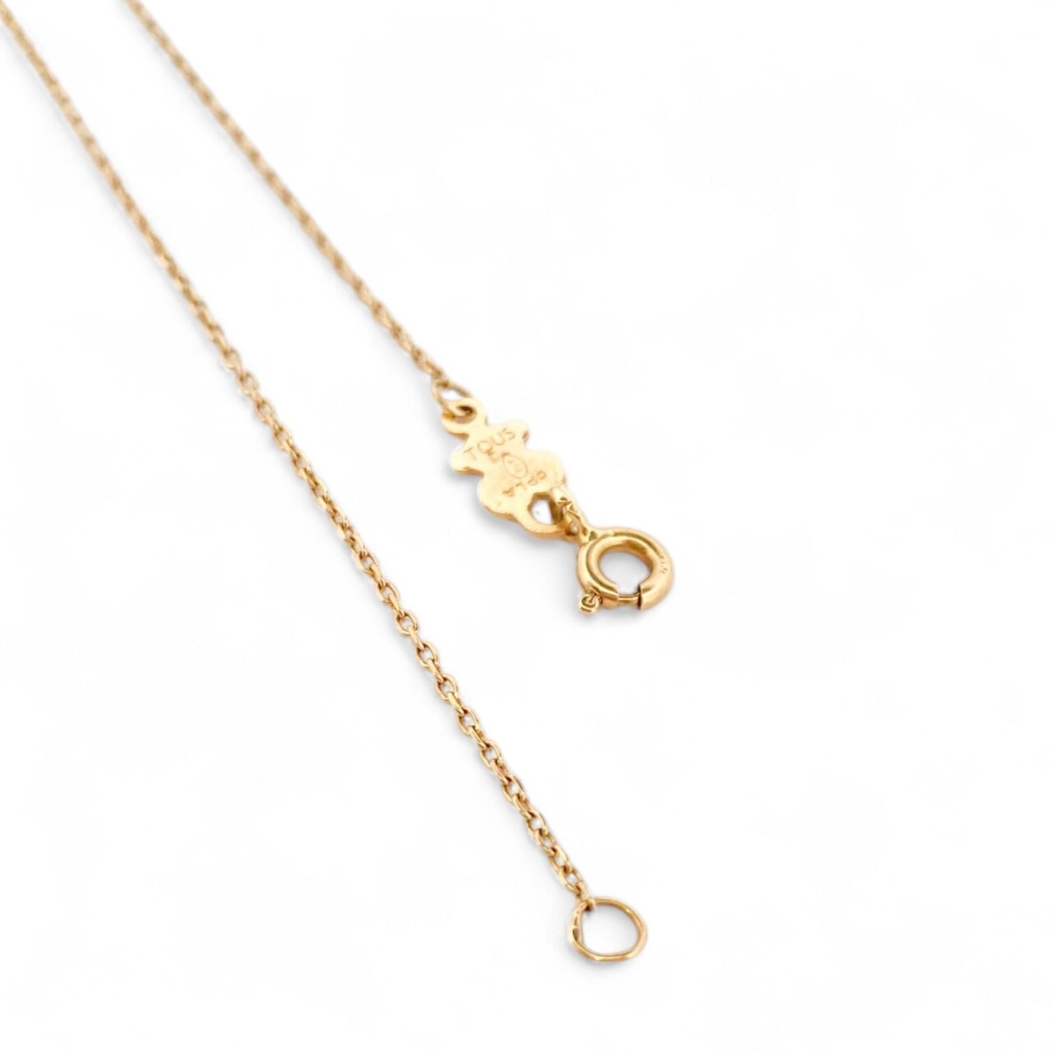 Collar tipo gargantilla de Tous con cadena forzada de 41,5cm de largo y colgante con perla cultivada y silueta niño realizado todo en oro de 18kt. Cierre con reasa y detalle osito característico de la firma.
Joyería Compro Oro Barcelona, el mejor precio por tu oro y por joyas de segunda mano de firmas como Tous