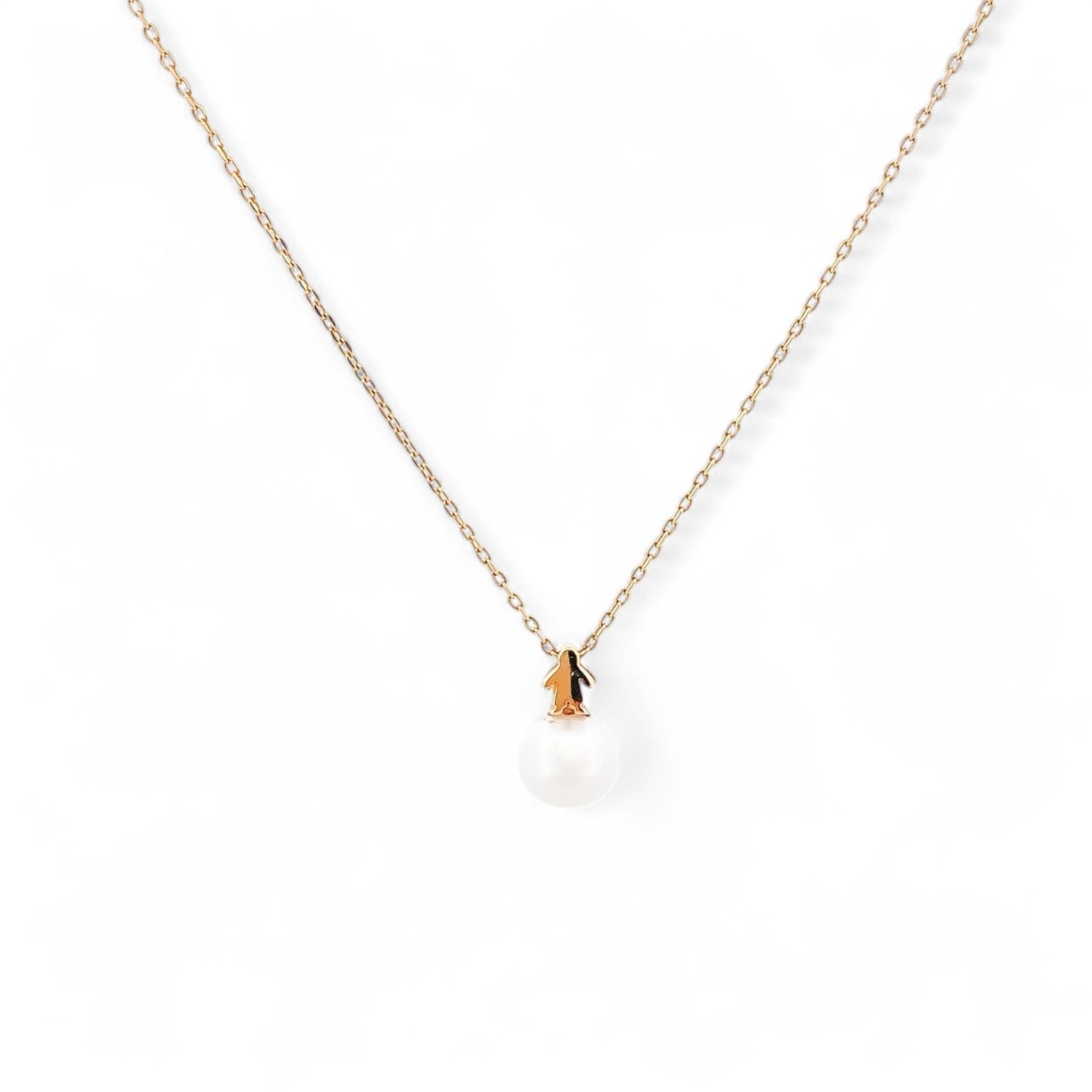 Collar tipo gargantilla de Tous con cadena forzada de 41,5cm de largo y colgante con perla cultivada y silueta niño realizado todo en oro de 18kt. Cierre con reasa y detalle osito característico de la firma.
Joyería Compro Oro Barcelona, el mejor precio por tu oro y por joyas de segunda mano de firmas como Tous