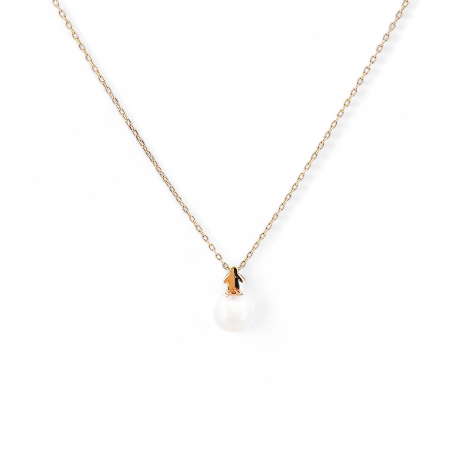 Collar tipo gargantilla de Tous con cadena forzada de 41,5cm de largo y colgante con perla cultivada y silueta niño realizado todo en oro de 18kt. Cierre con reasa y detalle osito característico de la firma.
Joyería Compro Oro Barcelona, el mejor precio por tu oro y por joyas de segunda mano de firmas como Tous