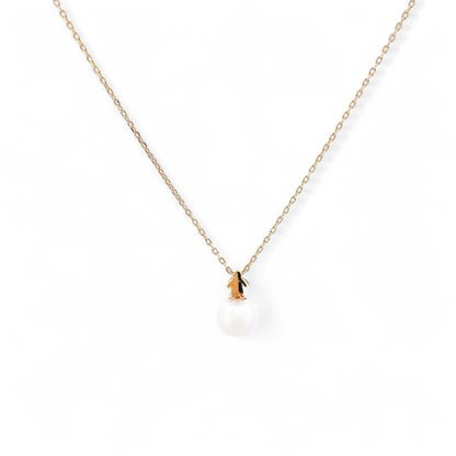Collar tipo gargantilla de Tous con cadena forzada de 41,5cm de largo y colgante con perla cultivada y silueta niño realizado todo en oro de 18kt. Cierre con reasa y detalle osito característico de la firma.
Joyería Compro Oro Barcelona, el mejor precio por tu oro y por joyas de segunda mano de firmas como Tous