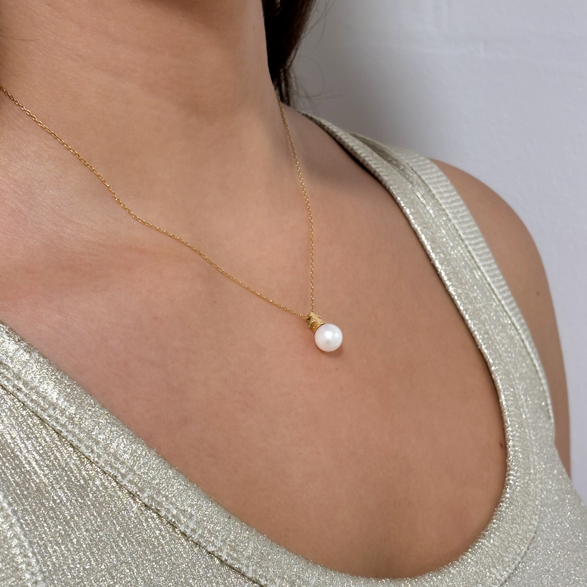 Collar tipo gargantilla de Tous con cadena forzada de 41,5cm de largo y colgante con perla cultivada y silueta niño realizado todo en oro de 18kt. Cierre con reasa y detalle osito característico de la firma.
Joyería Compro Oro Barcelona, el mejor precio por tu oro y por joyas de segunda mano de firmas como Tous