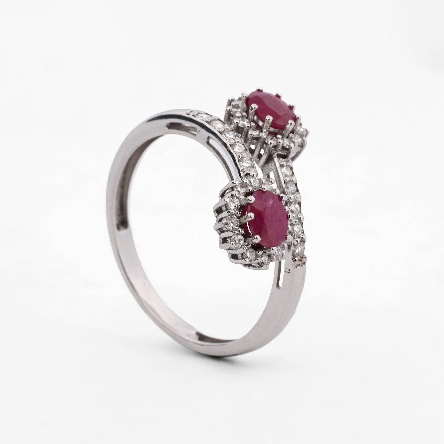 Comprar sortija de oro blanco 18kt con diamantes y rubíes. Joyería lujo segunda mano, comprar y vender joyas al mejor precio en Barcelona. Envío gratuito.