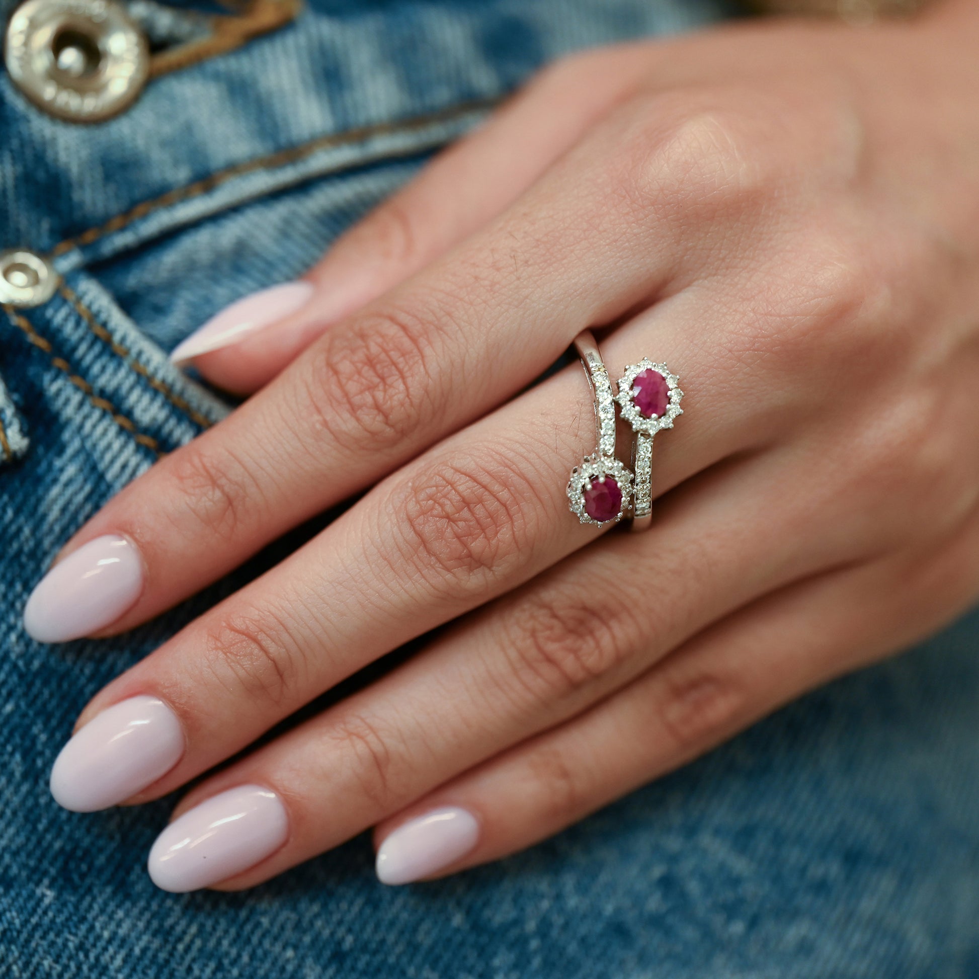 Comprar sortija de oro blanco 18kt con diamantes y rubíes. Joyería lujo segunda mano, comprar y vender joyas al mejor precio en Barcelona. Envío gratuito.