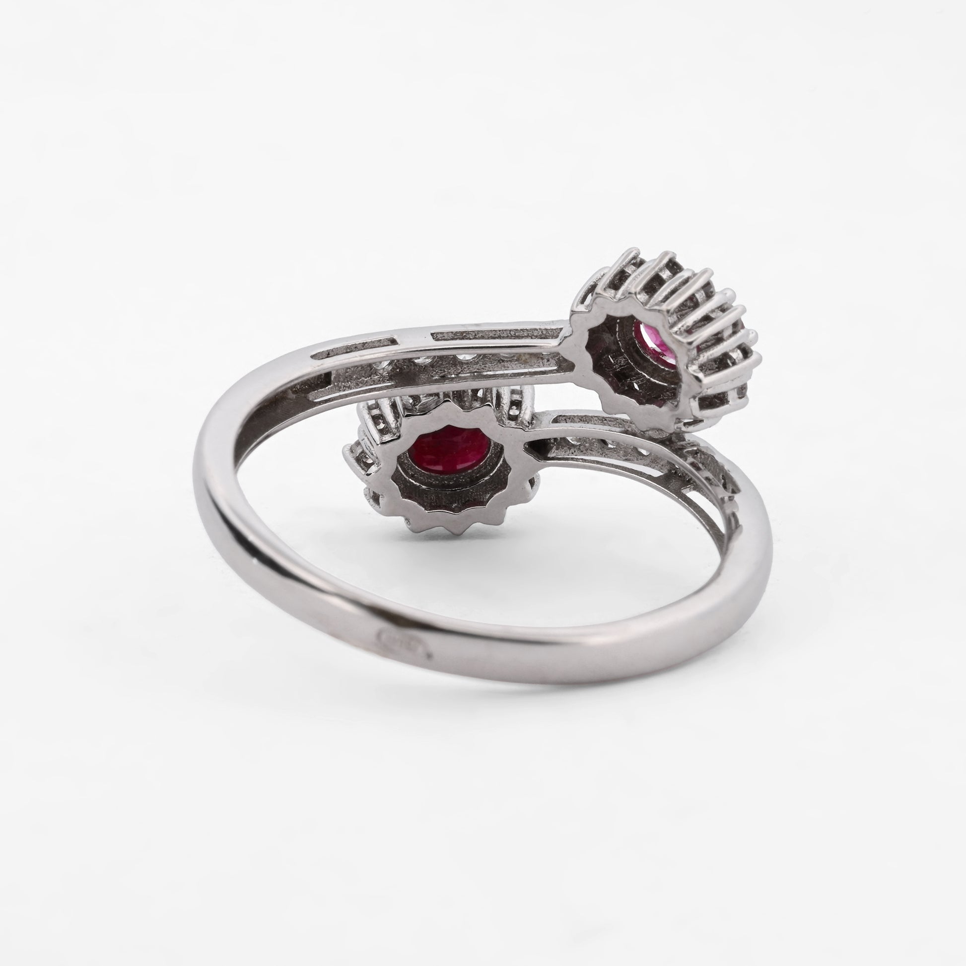 Comprar sortija de oro blanco 18kt con diamantes y rubíes. Joyería lujo segunda mano, comprar y vender joyas al mejor precio en Barcelona. Envío gratuito.