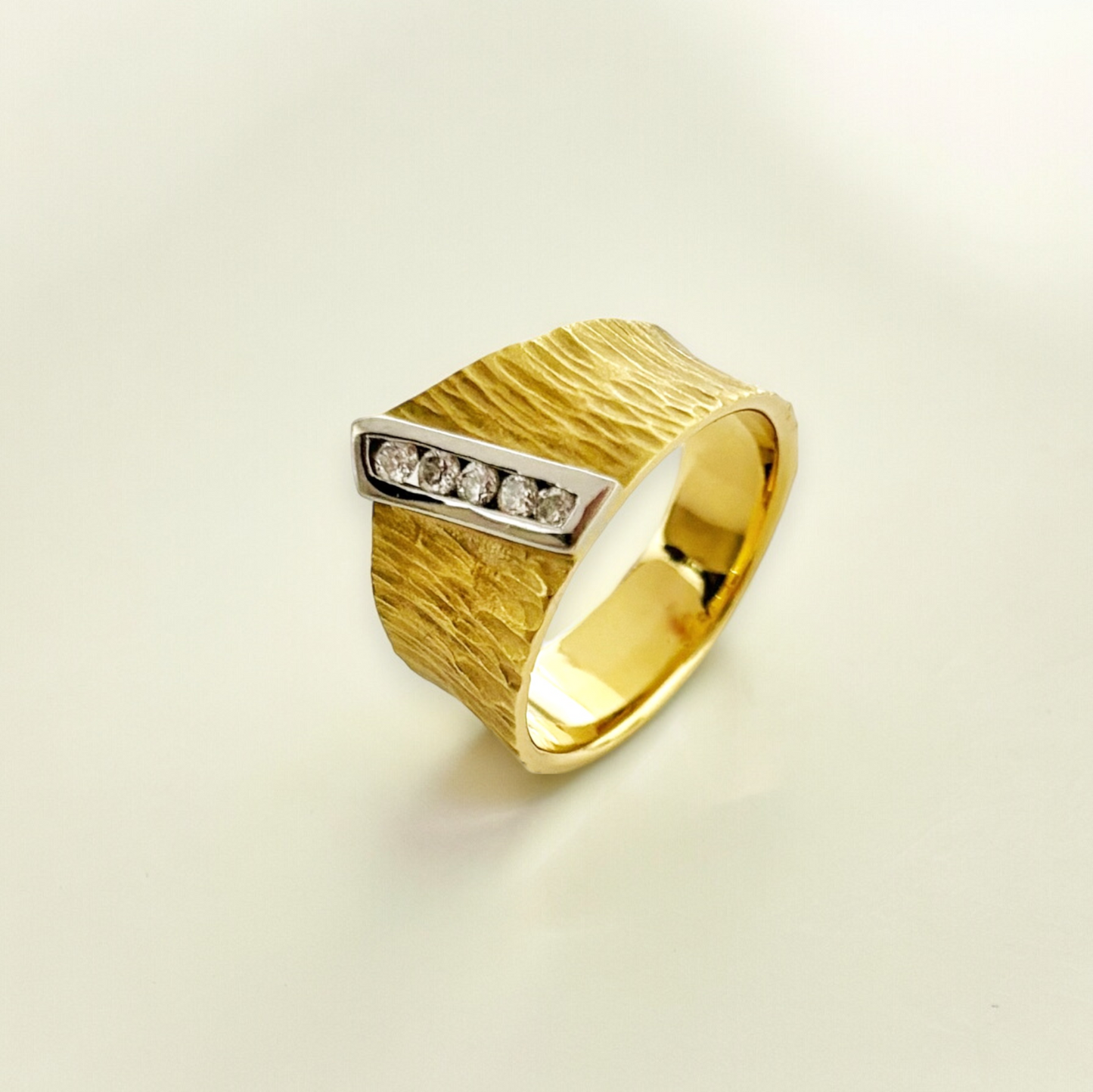 Sortija de oro amarillo y oro blanco de 18kt con textura acompañada de 5 diamantes talla brillante. Talla 14. Joyería compro oro, dónde comprar y vender joyas al mejor precio en Barcelona. Joyas al mejor precio, envío gratuito.